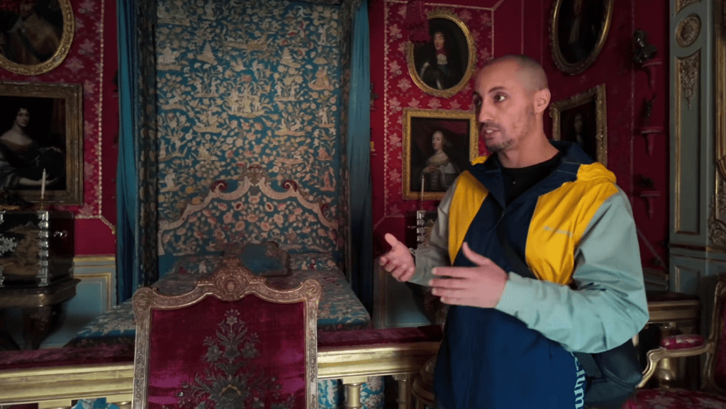 Amine Kassid alias "Amine le Conquérant" lors de sa visite du château du Champ de Bataille.