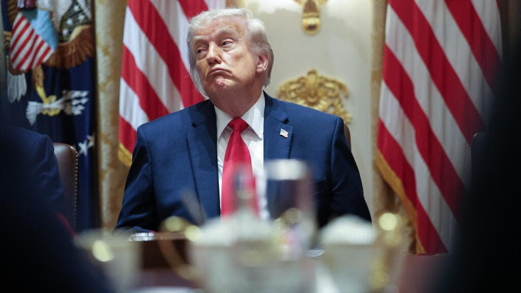 Le président américain Donald Trump lors d'une réunion dans la salle du Cabinet de la Maison Blanche, le 27 mai 2026 à Washington, DC.