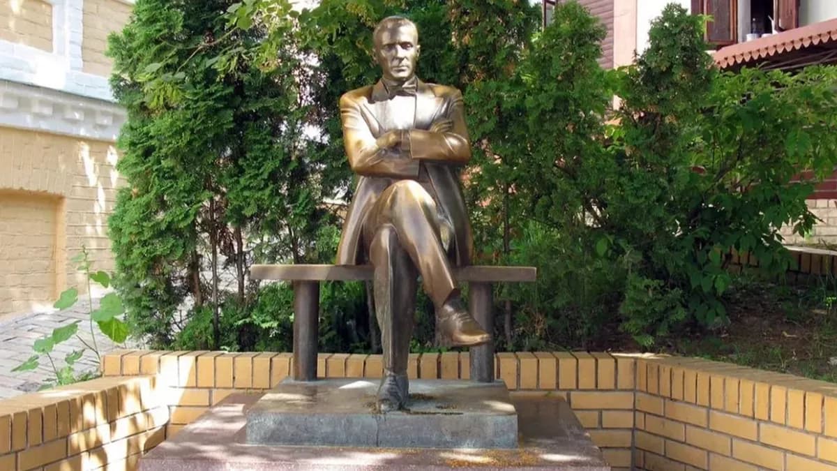 La statue de Boulgakov retirée à Kiev
