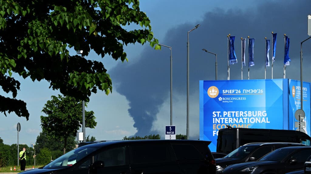 De la fumée à proximité de l'endroit où se tient le Forum économique (SPIEF) de Saint-Pétersbourg, le 3 juin 2026, en Russie.