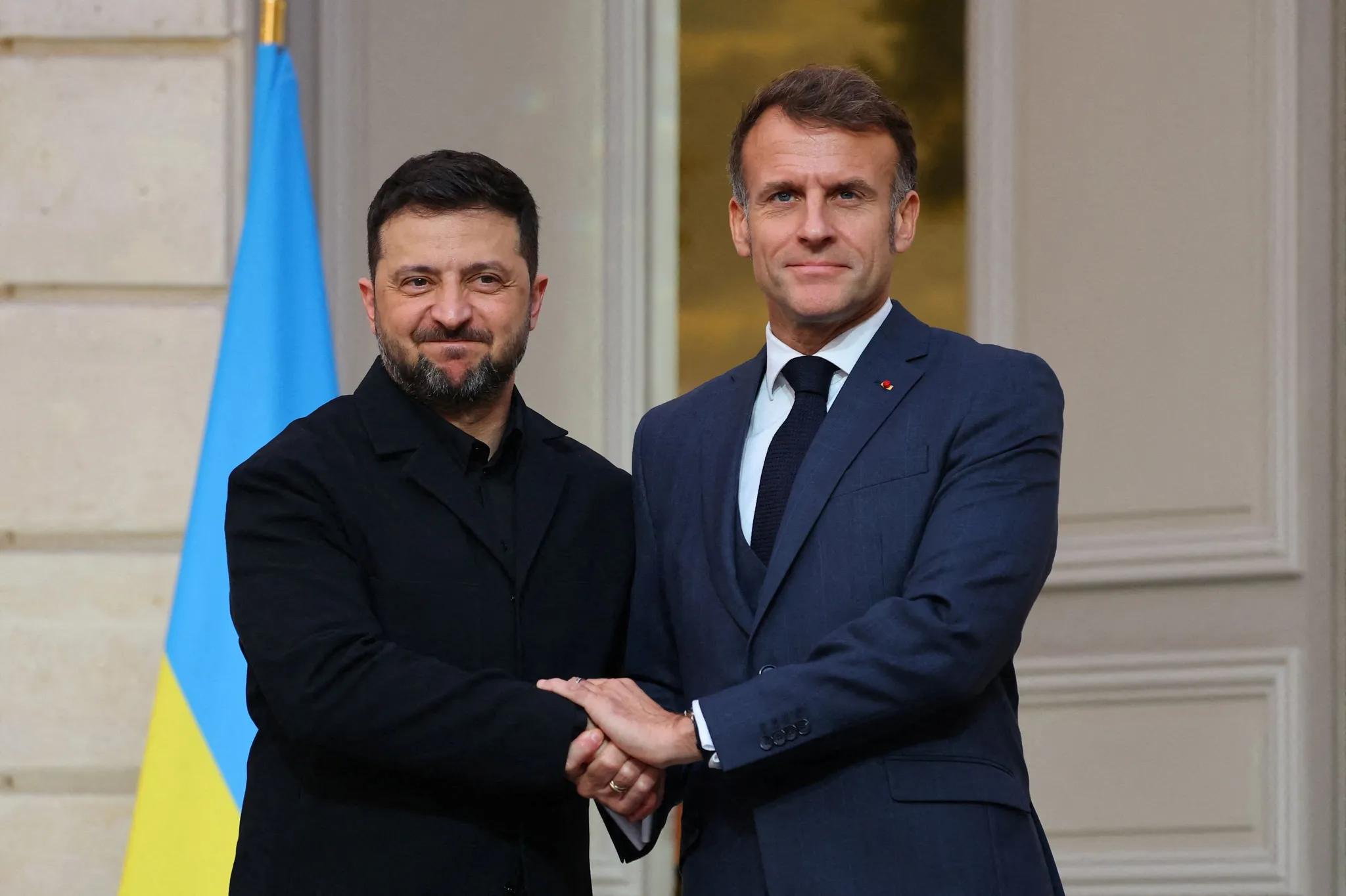 Le président français Emmanuel Macron et le président ukrainien Volodymyr Zelensky après une conférence de presse au palais de l'Élysée, le 17 novembre 2025.