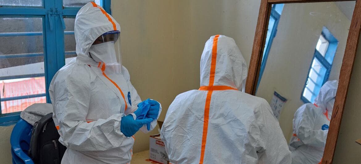 Des agents de santé se préparent à prendre leur service dans un centre de traitement contre Ebola à Bunia, en République démocratique du Congo.