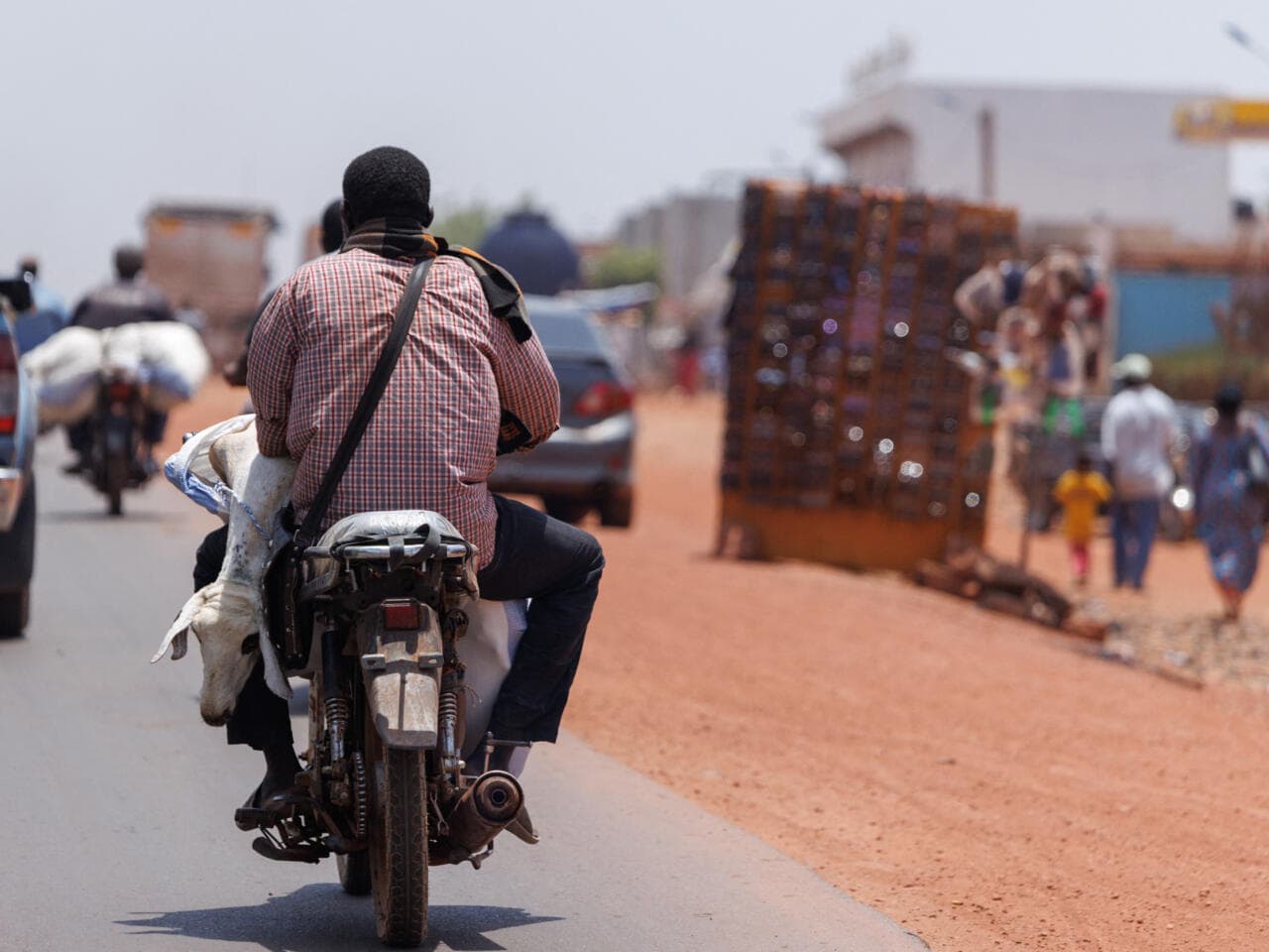 Un motard transportant un mouton à l'approche de la fête musulmane de l'Aïd al-Adha, connue localement sous le nom de Tabaski