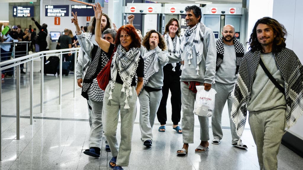 Des militants français, interpellés et expulsés par Israël après l'interception de leur flottille à destination de Gaza, arrivent à l'aéroport Charles-de-Gaulle, près de Paris, le 22 mai 2026.