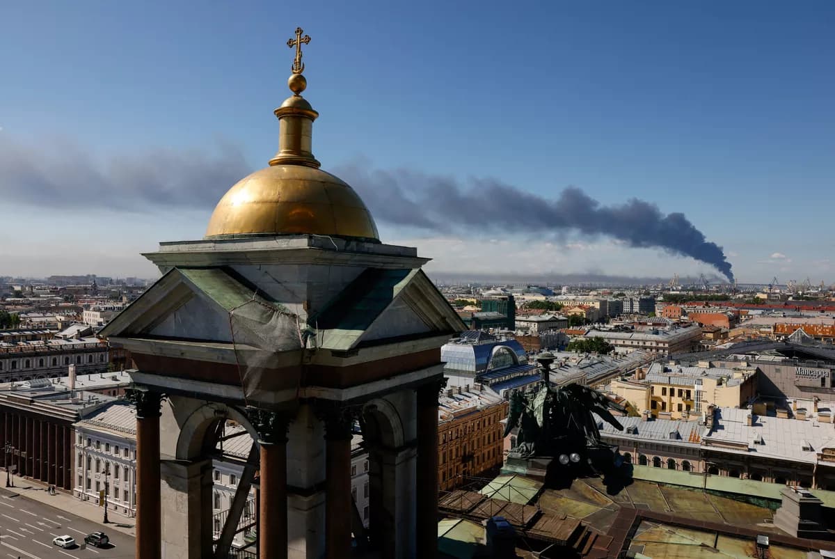 De la fumée s’élève dans le ciel de Saint-Pétersbourg, mercredi, après une attaque de drone ukrainien.