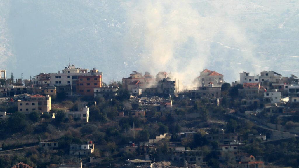 De la fumée s'élève après une frappe israélienne sur le village de Khiam, au sud du Liban, le 30 novembre 2024.