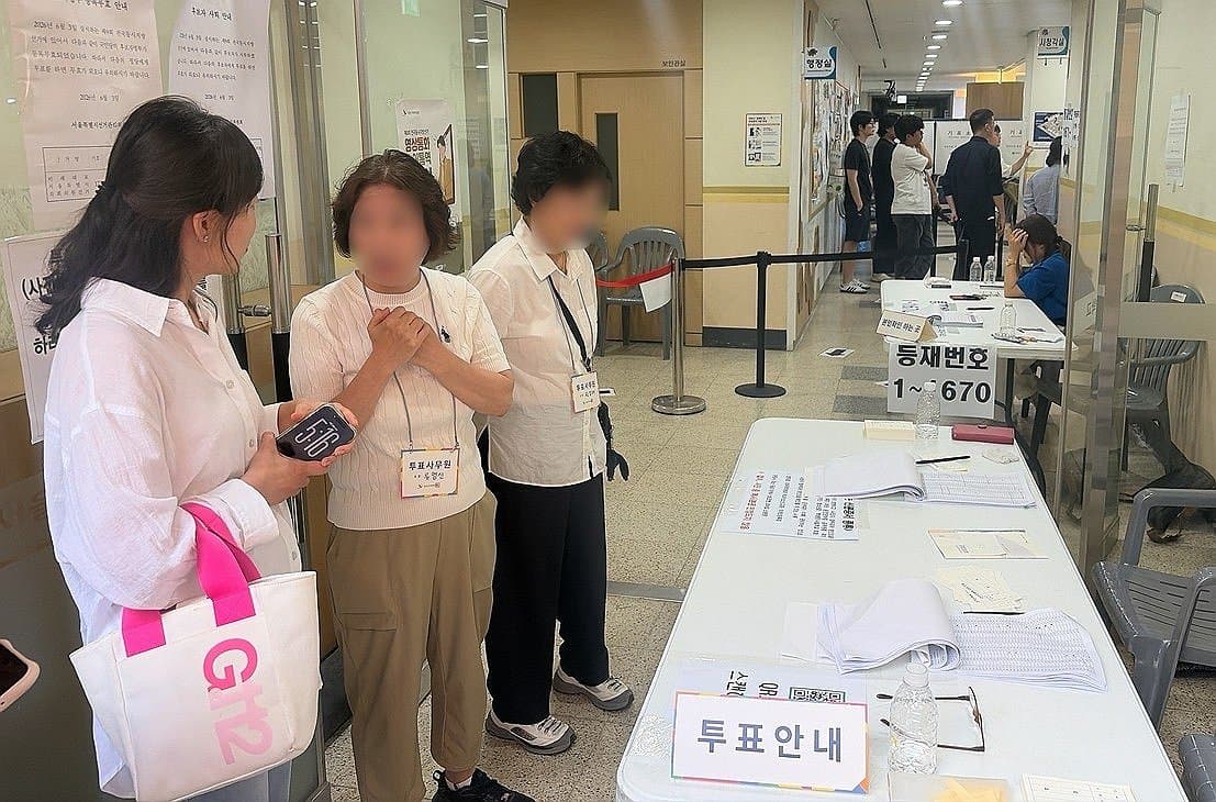 Des électeurs attendent depuis longtemps dans un bureau de vote à Jamsil, dans l'arrondissement de Songpa à Séoul.